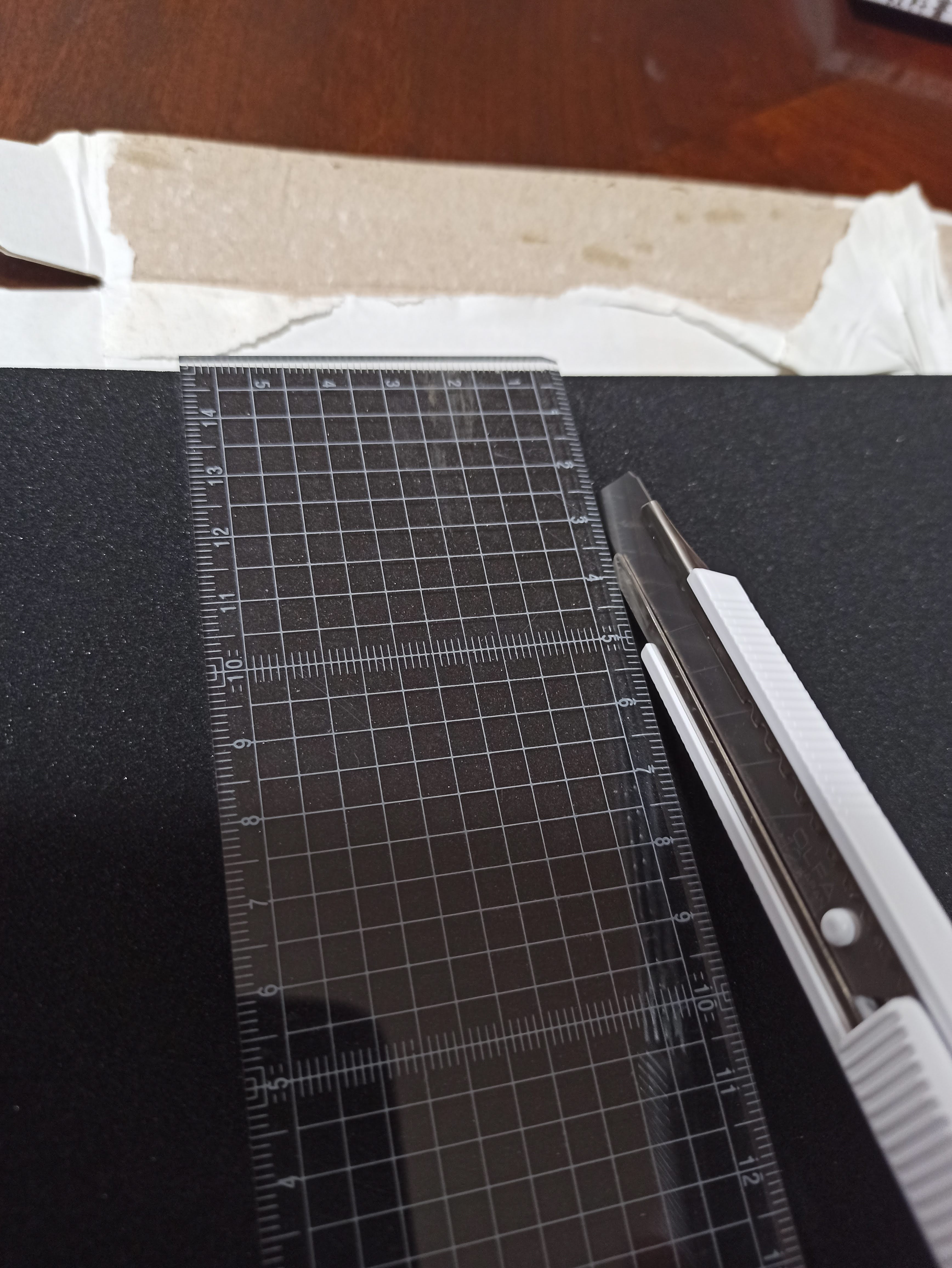 スポンジをカッターで切る