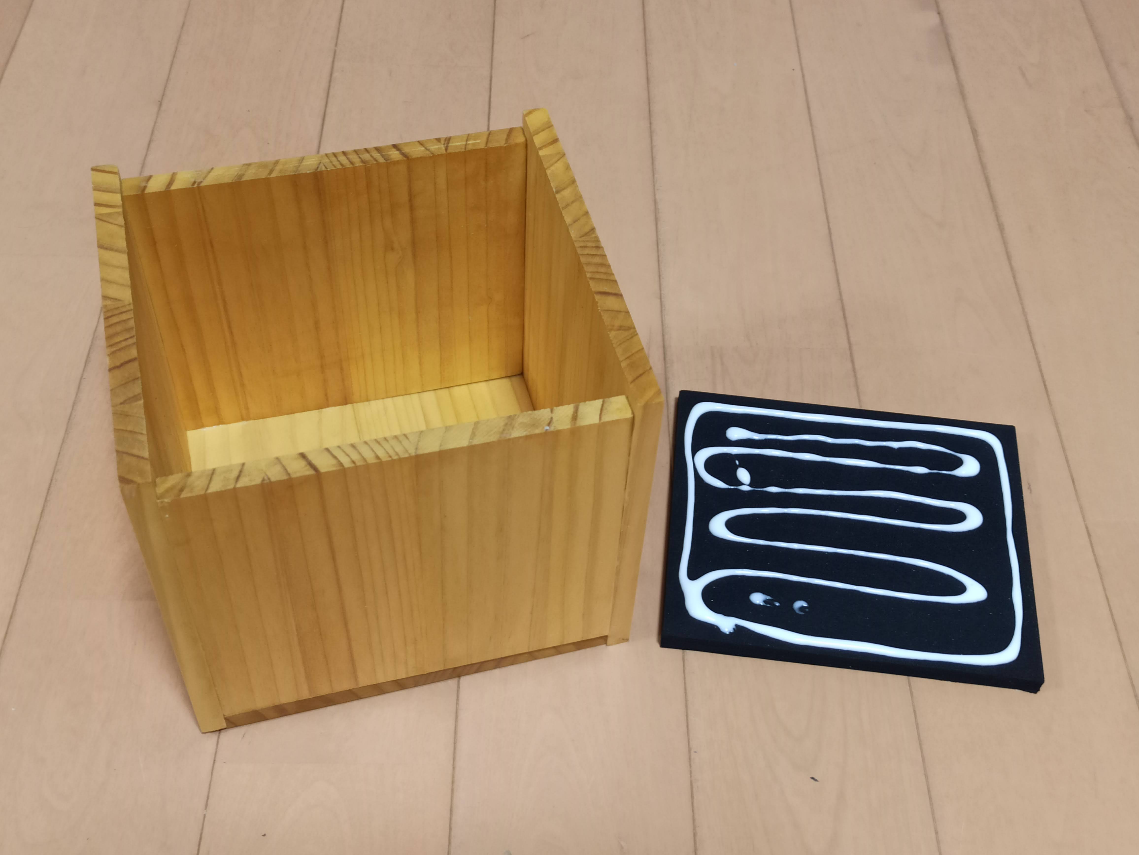 スポンジにボンドを塗る