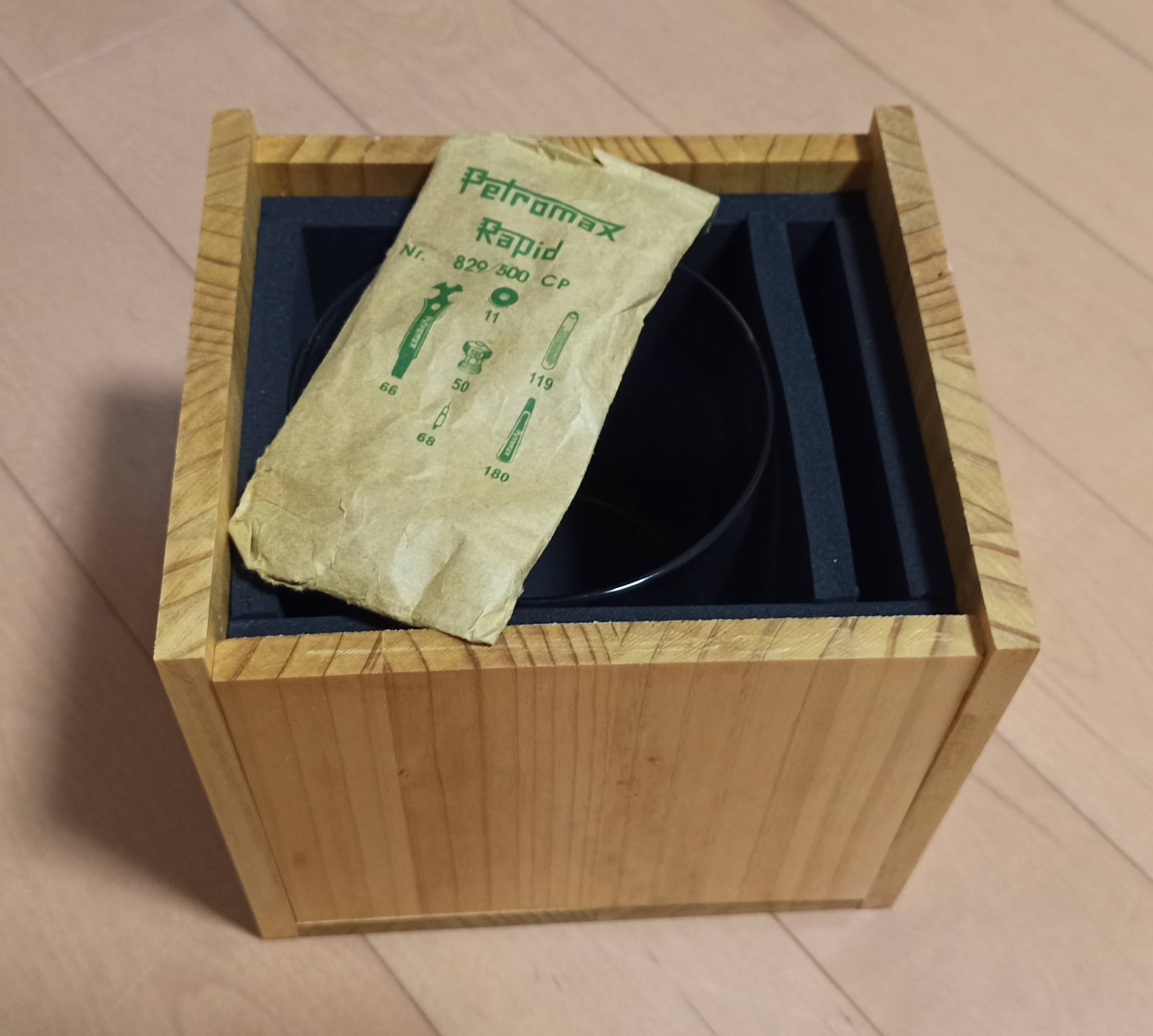 制作した木箱のガラスホヤとメンテ用レンチを入れる
