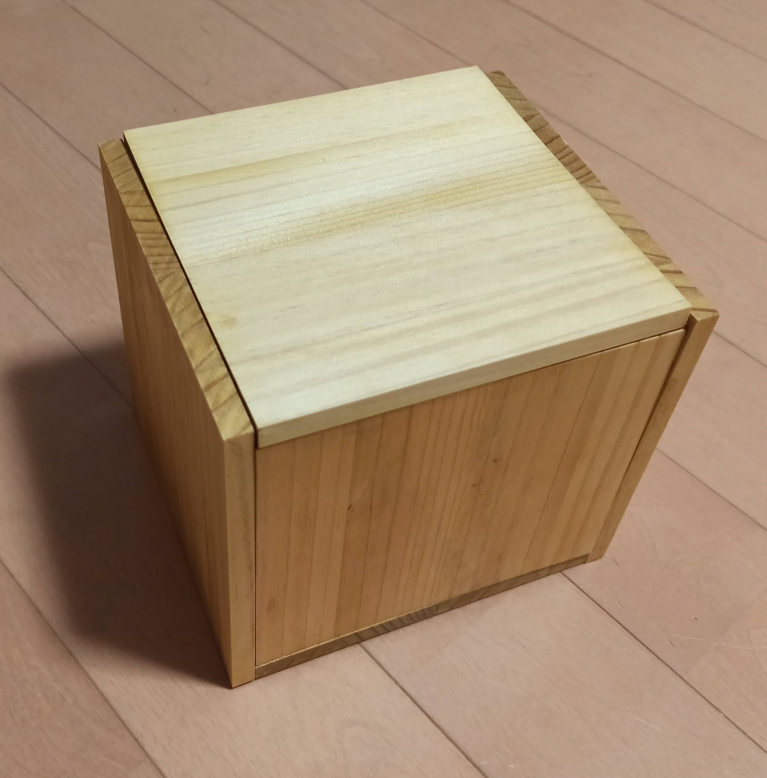 蓋を閉めた木箱