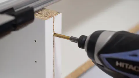 5mmのキリで穴を開けます