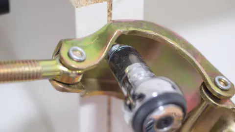 単管クランプをタッピングビスで固定