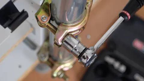 ナットを締める