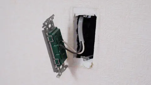 取付枠ごとコンセントを引き出します