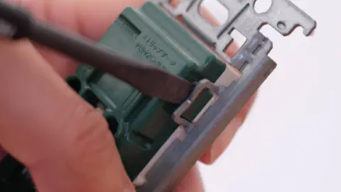 コンセント取付枠を外す