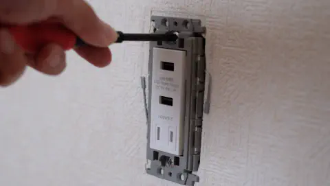 コンセント取付枠をネジ止め