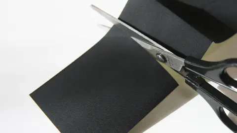 ハサミでカットする