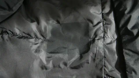 補修シートを破れた生地の上から貼り付け