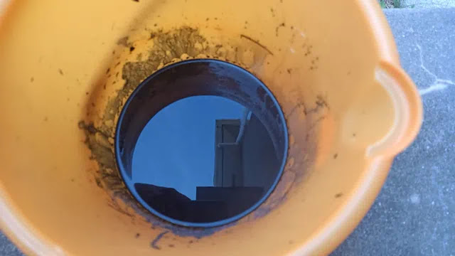 熱湯500mlをバケツに入れる