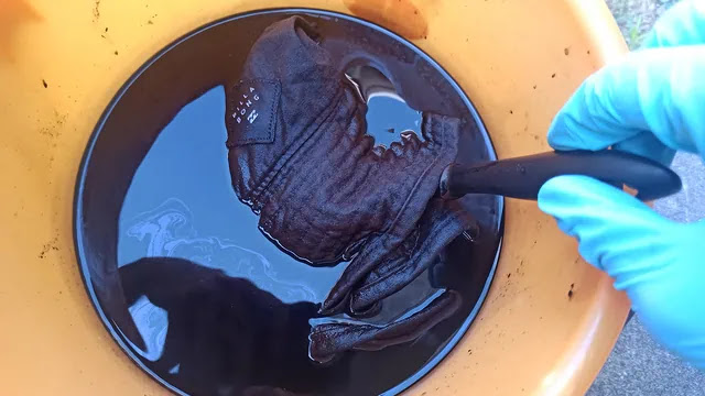 バケツに帽子を入れる