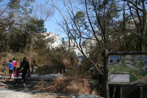 白い岩が現れた