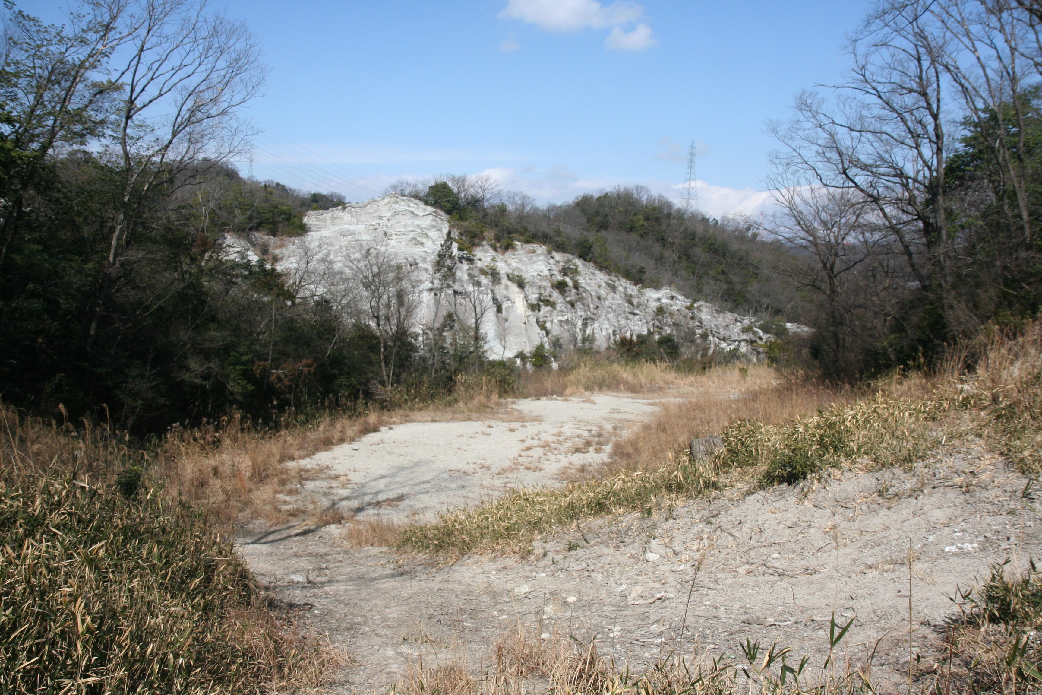 岩の下