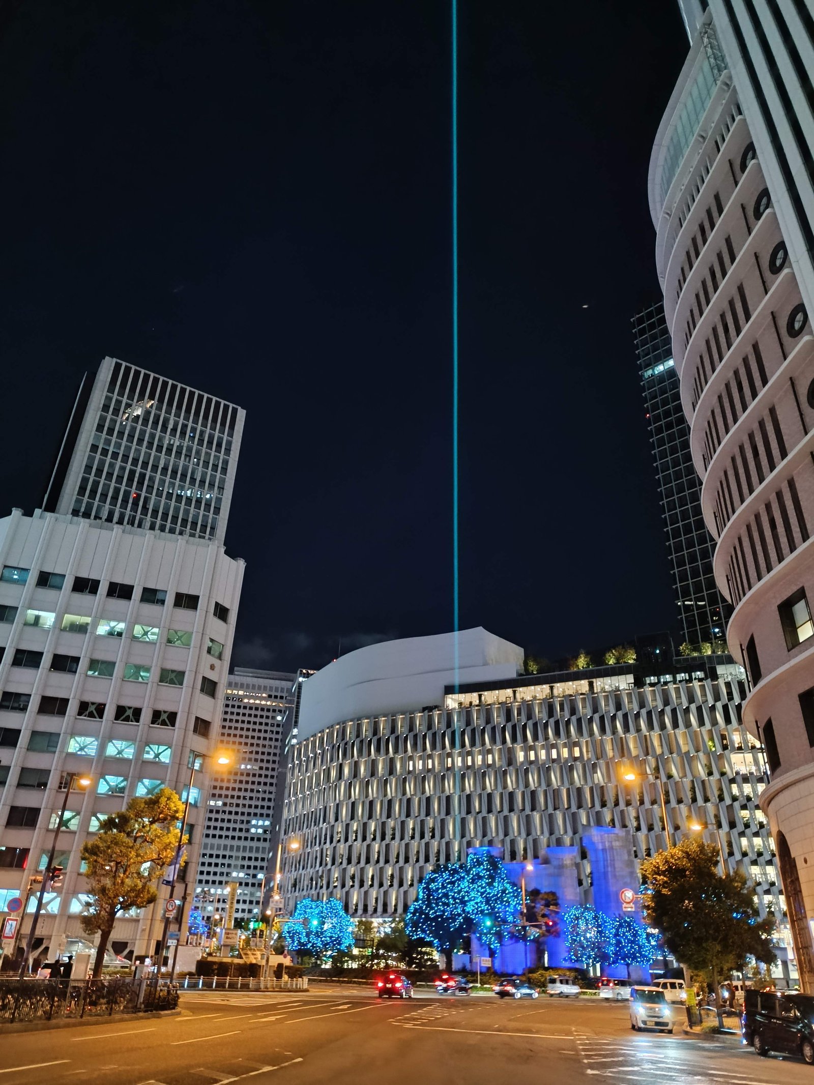 阪急東交差点前から見るランドマークレーザー