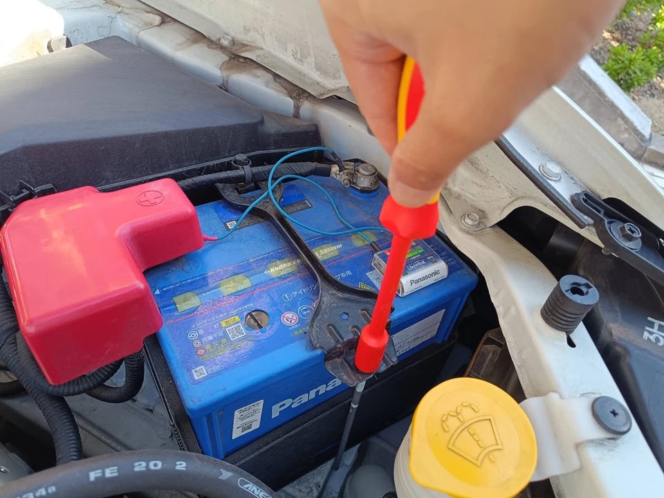 バッテリー押えを絶縁ナットドライバーで外す
