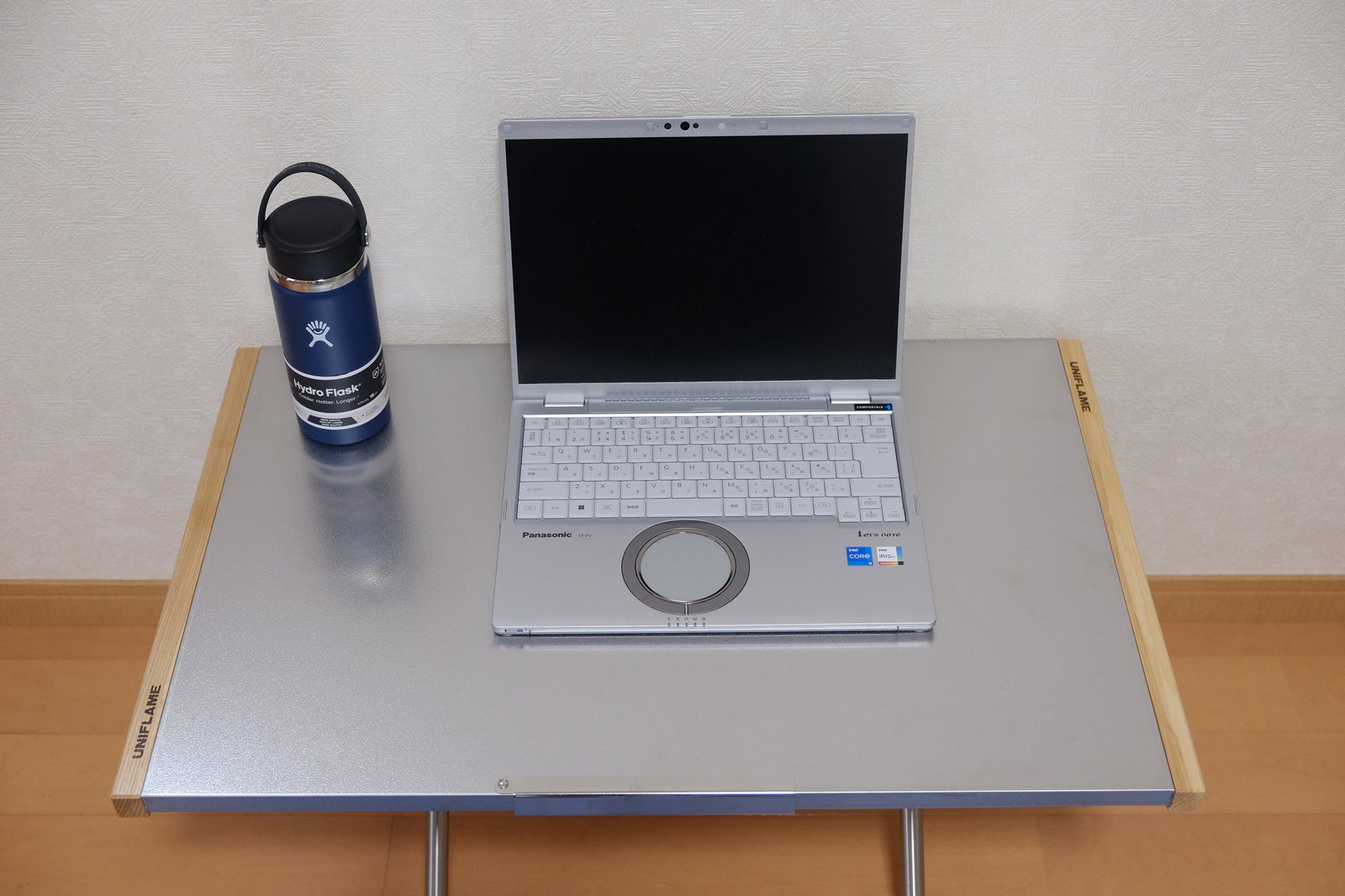 ユニフレーム焚き火テーブルラージにPCを置き上から見た写真