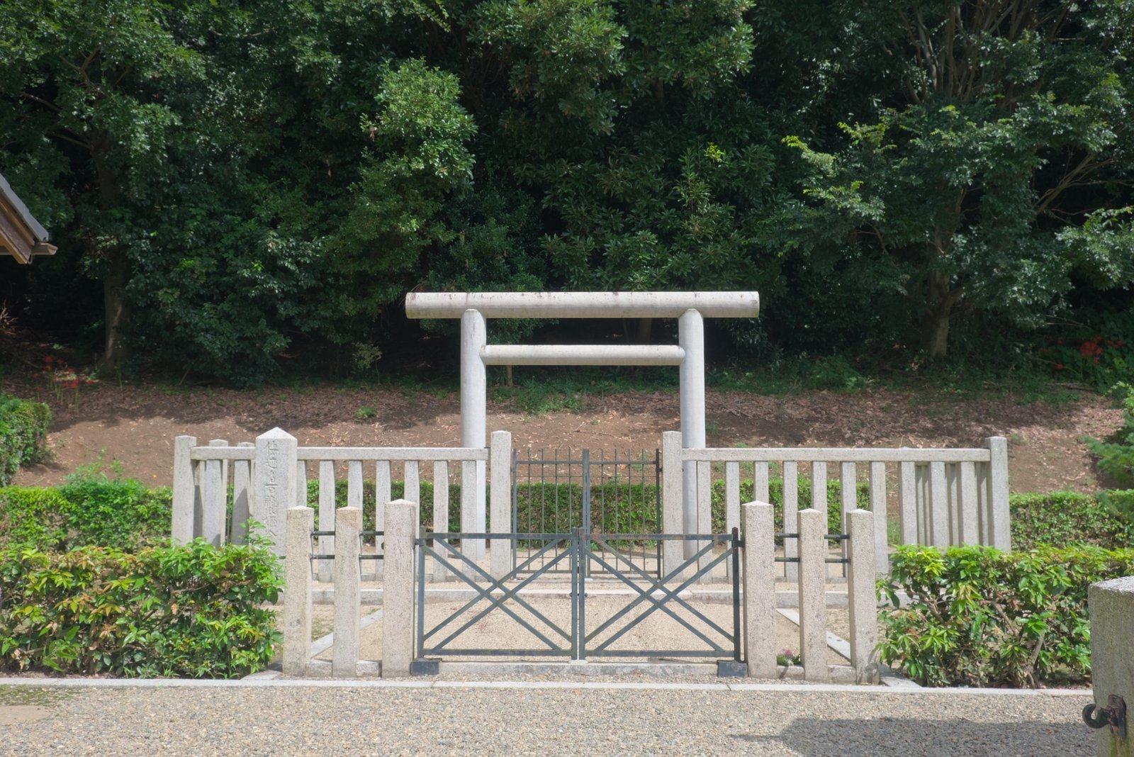 倭迹迹日百襲姫命大市墓 拝所
