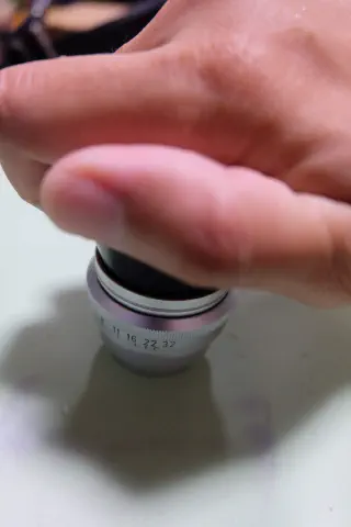 ゴムでレンズ押さえを弛める