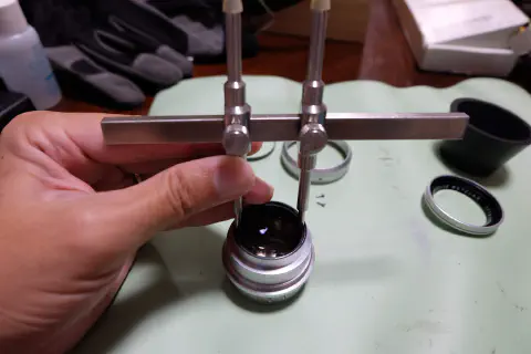 カニ目で後玉押さえを外す