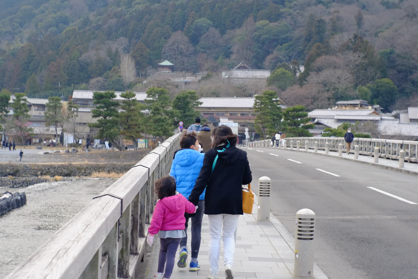 渡月橋を渡る