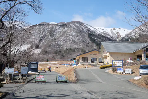 駐車場からスキー場の眺め