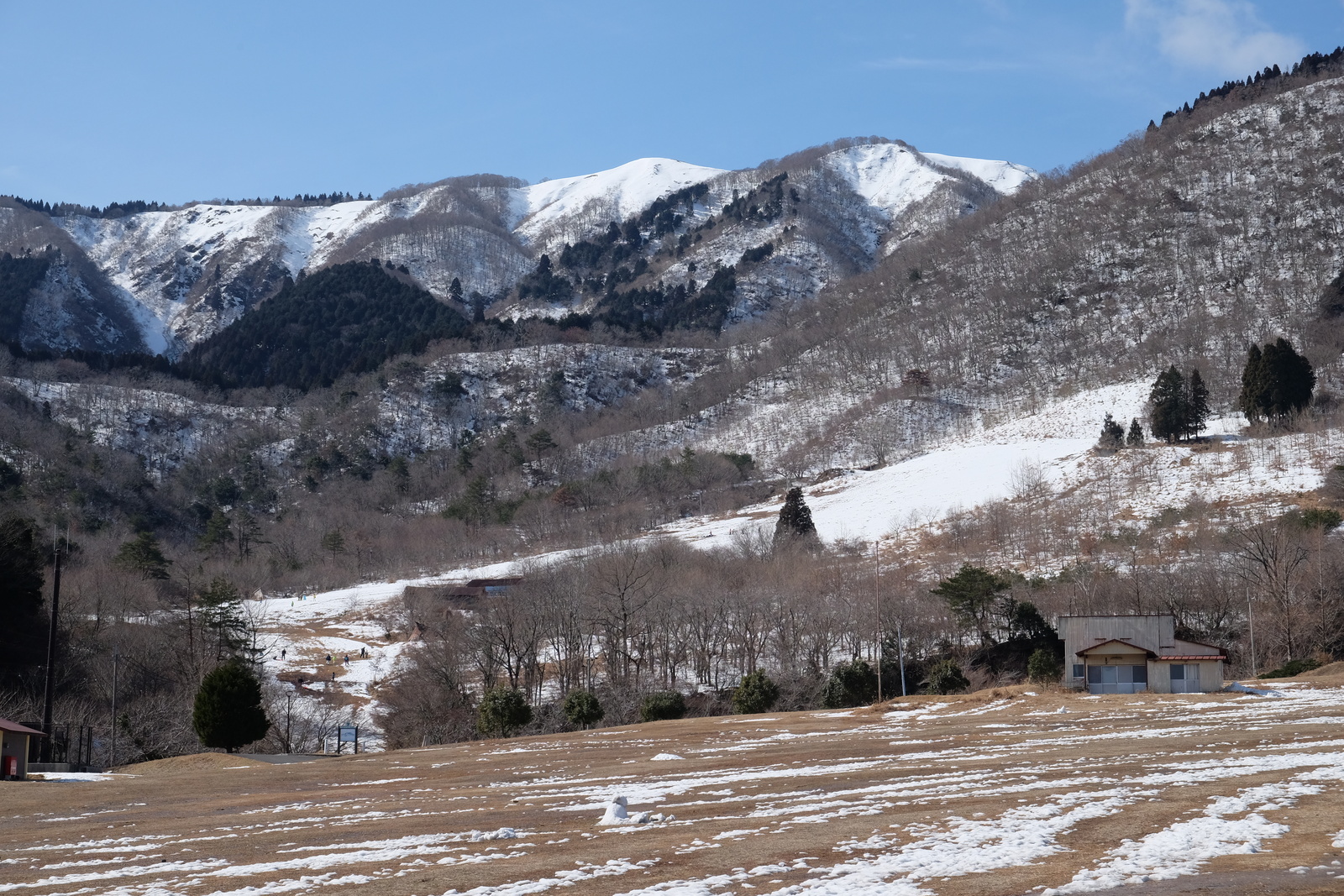 雪の残る斜面