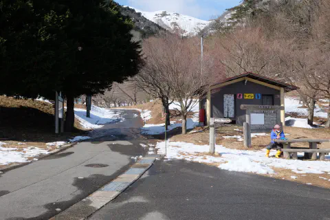 スキー場上端のトイレのある場所