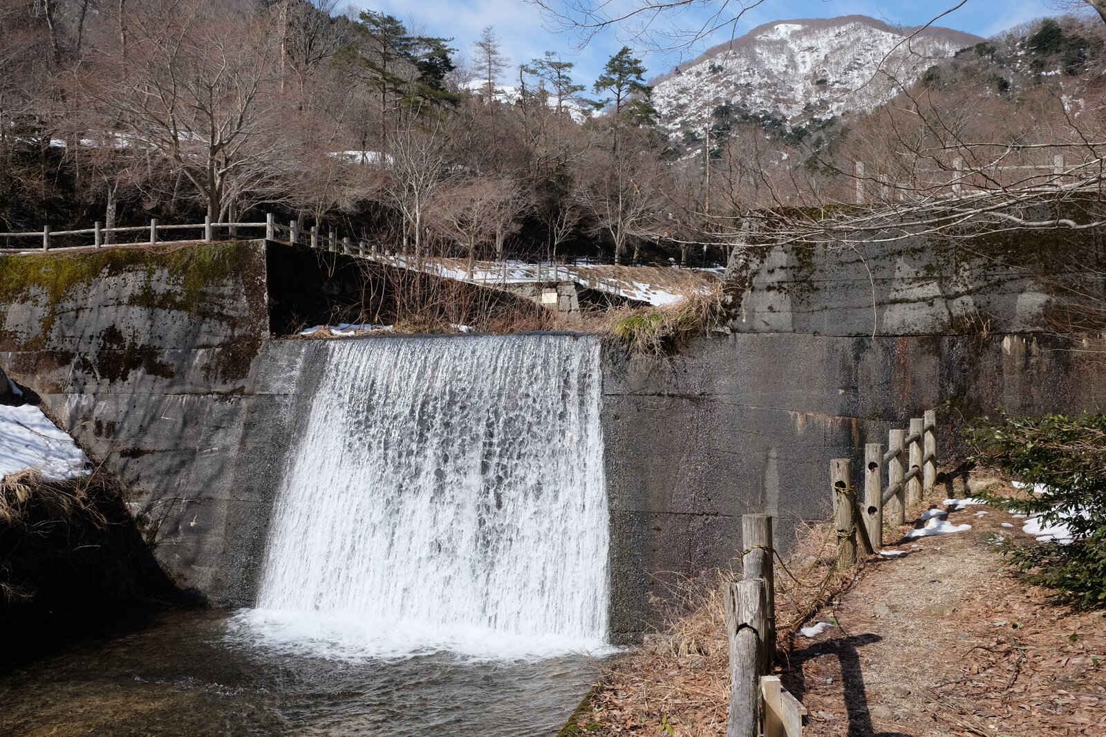 川沿いに進む