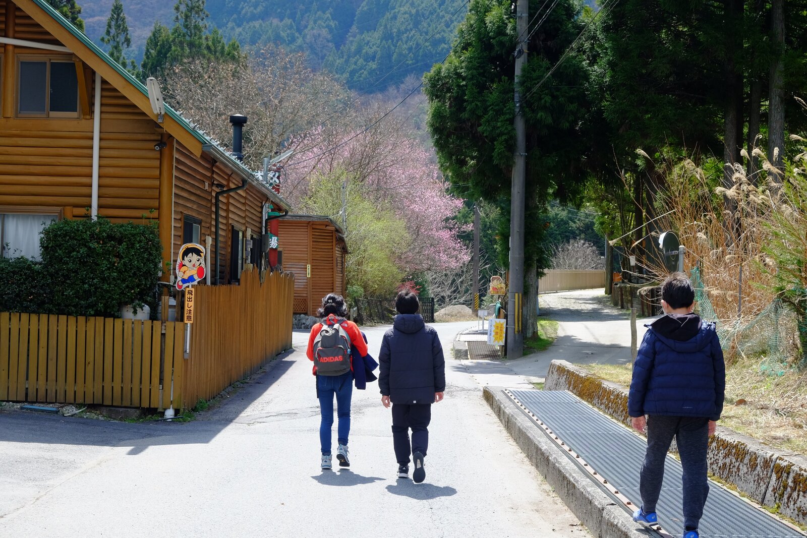 左手にキャンプ場