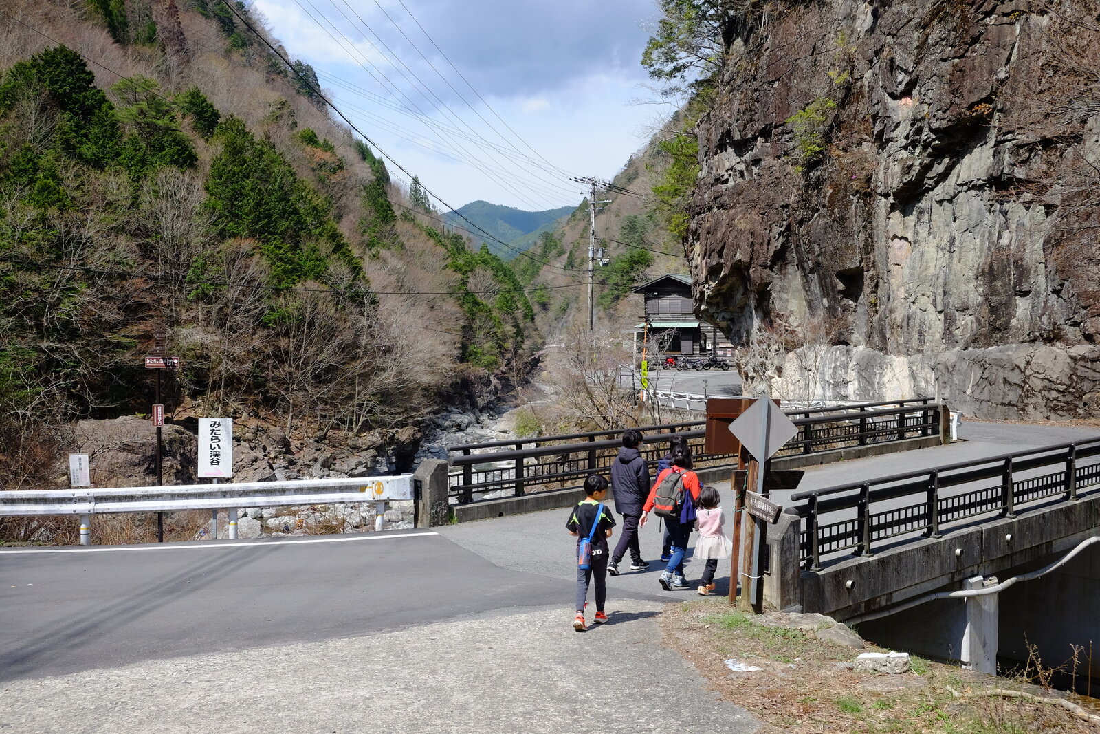 白倉川を渡る