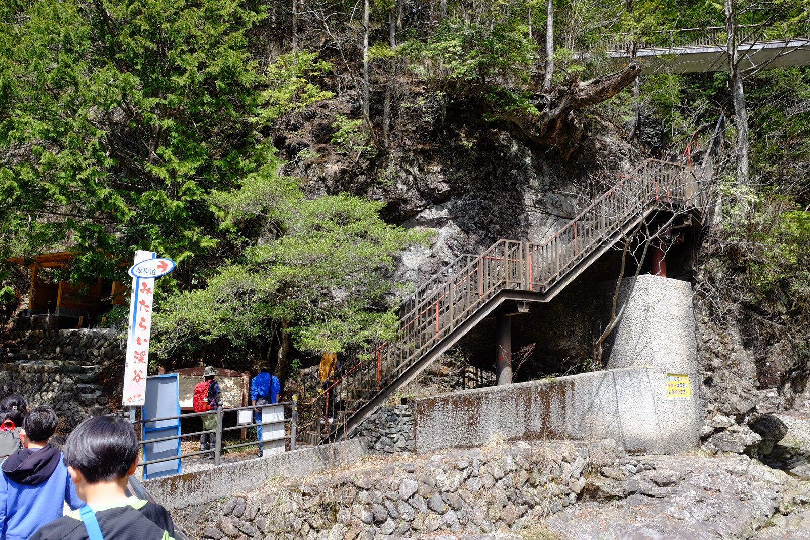山上川沿いを登る道