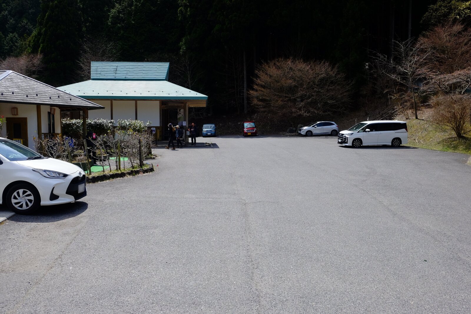 観音峯登山口休憩所の駐車スペース