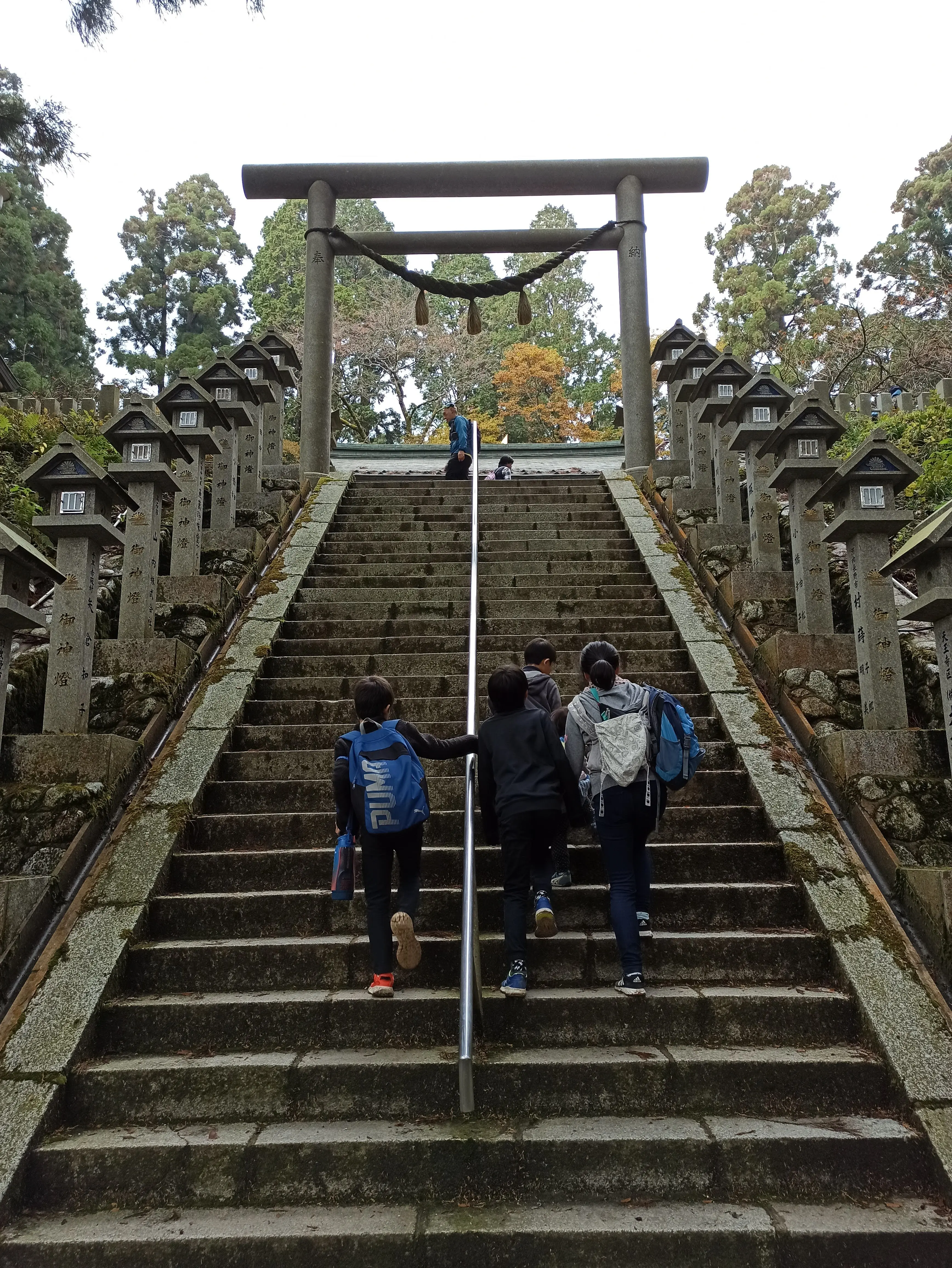 神社前の階段