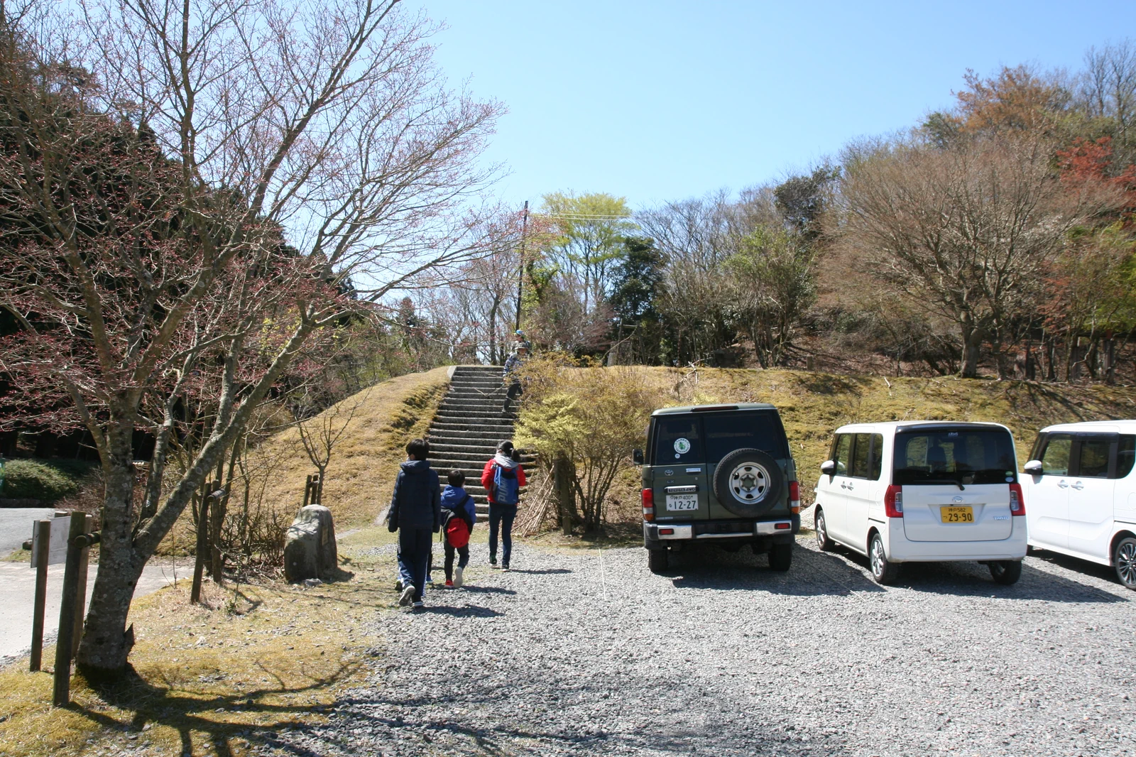 駐車場の階段から登り始める