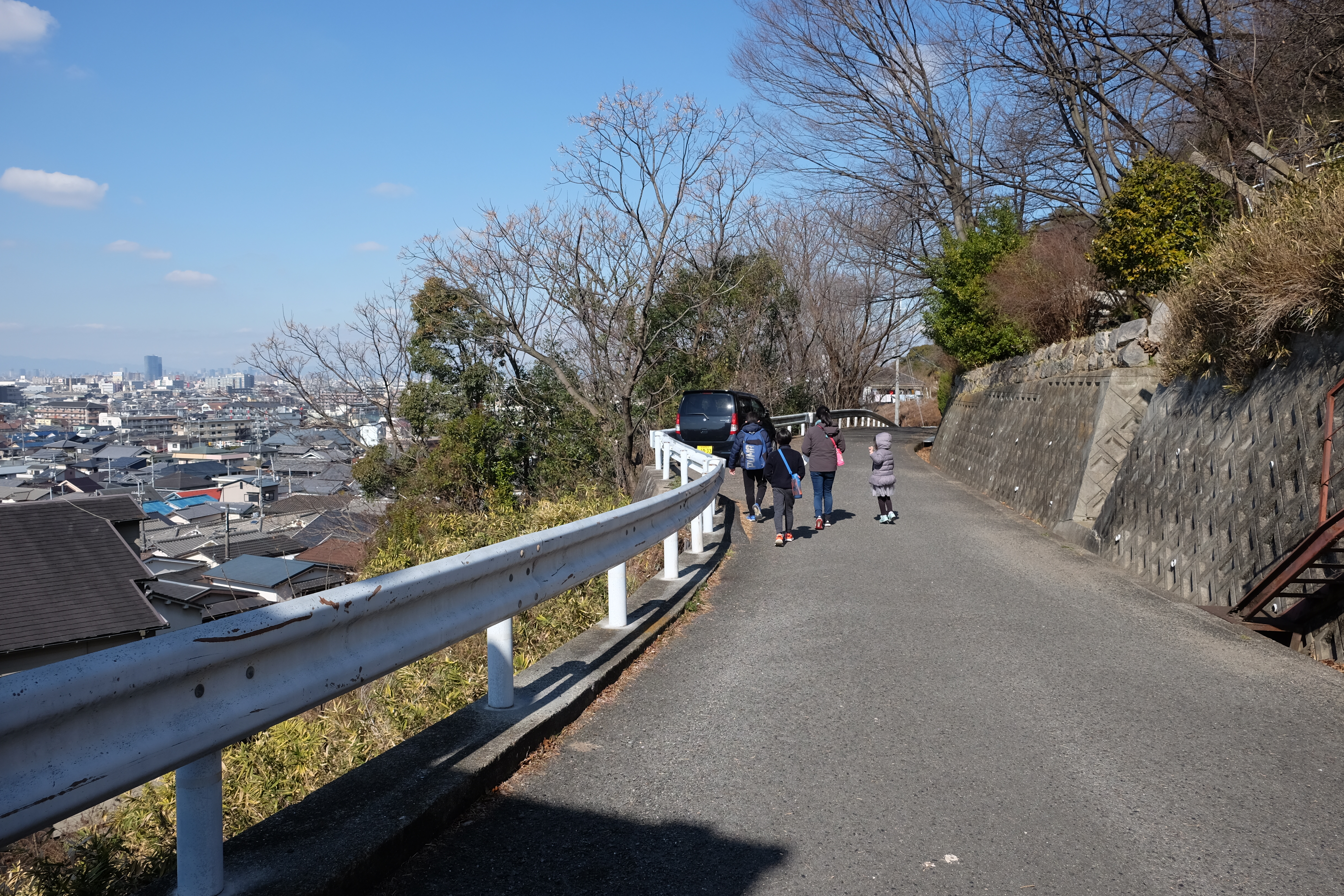 車道を歩く