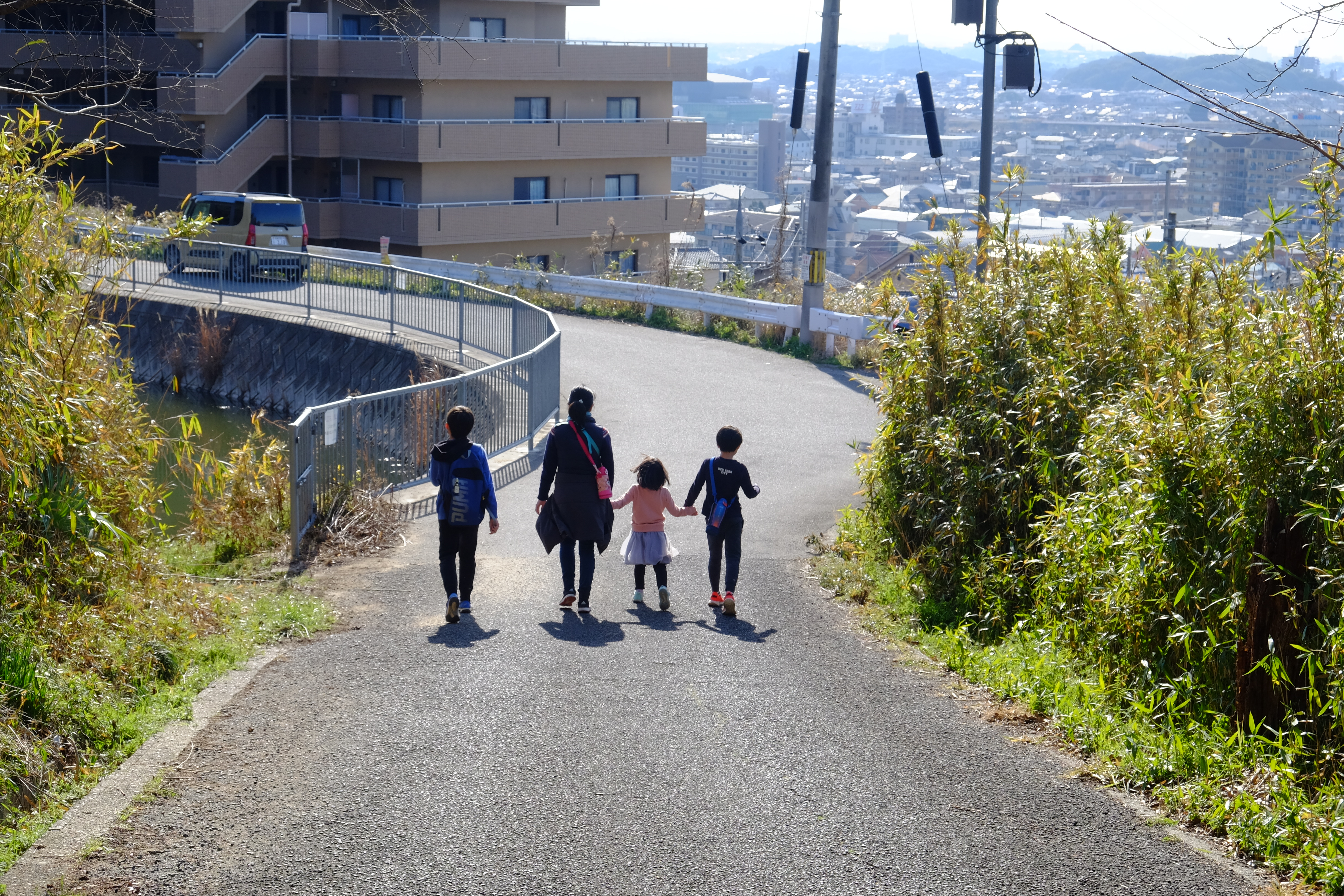 車道を歩き駐車場へ戻る