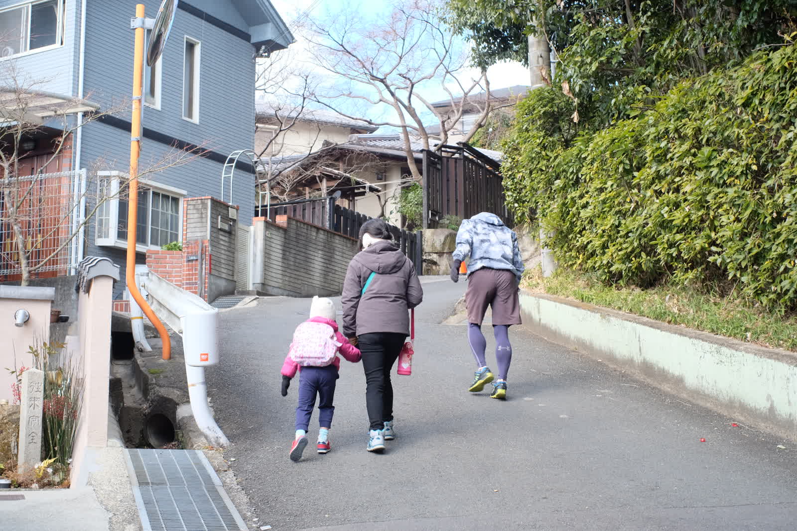 舗装された坂道