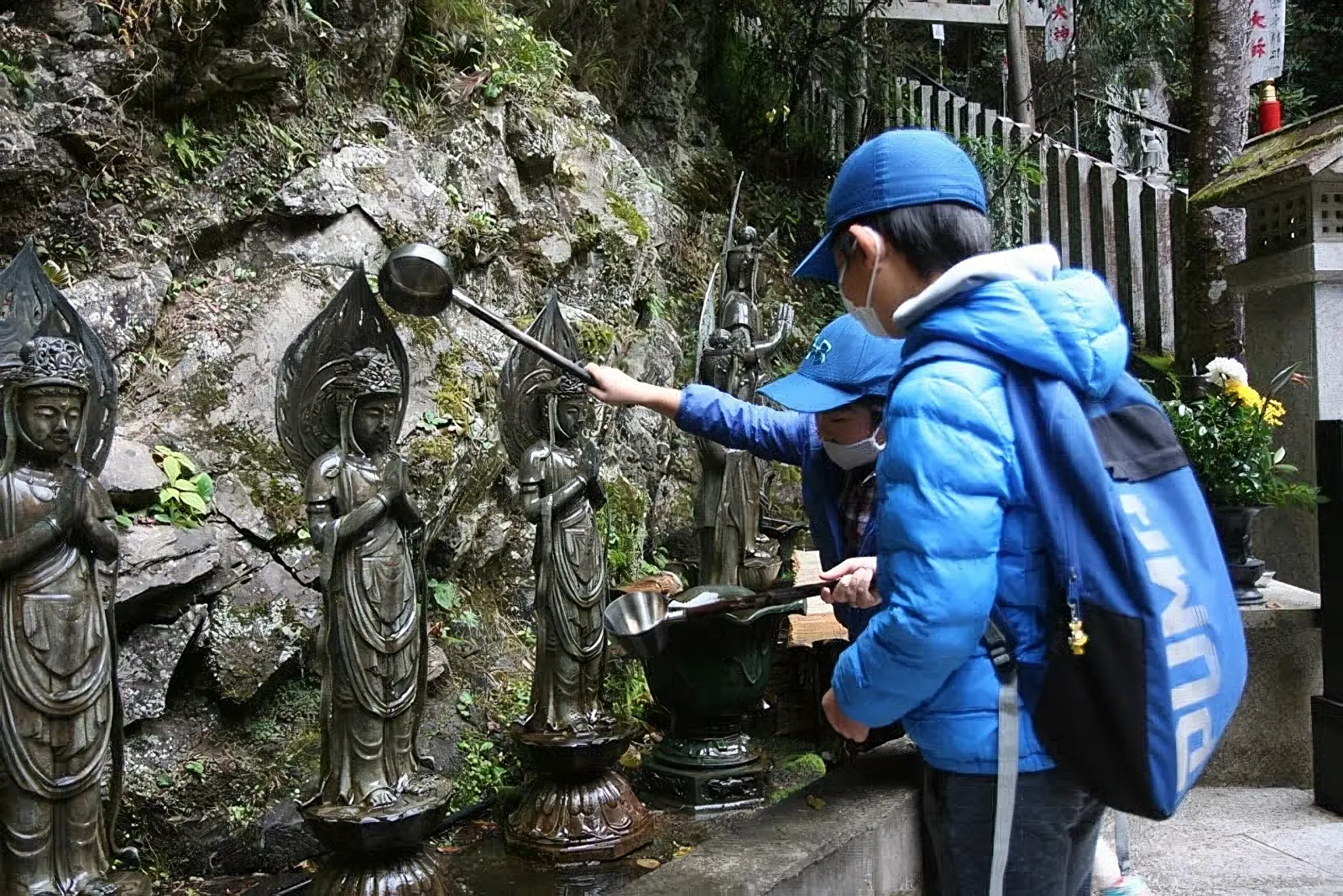 仏像の頭に水をかける