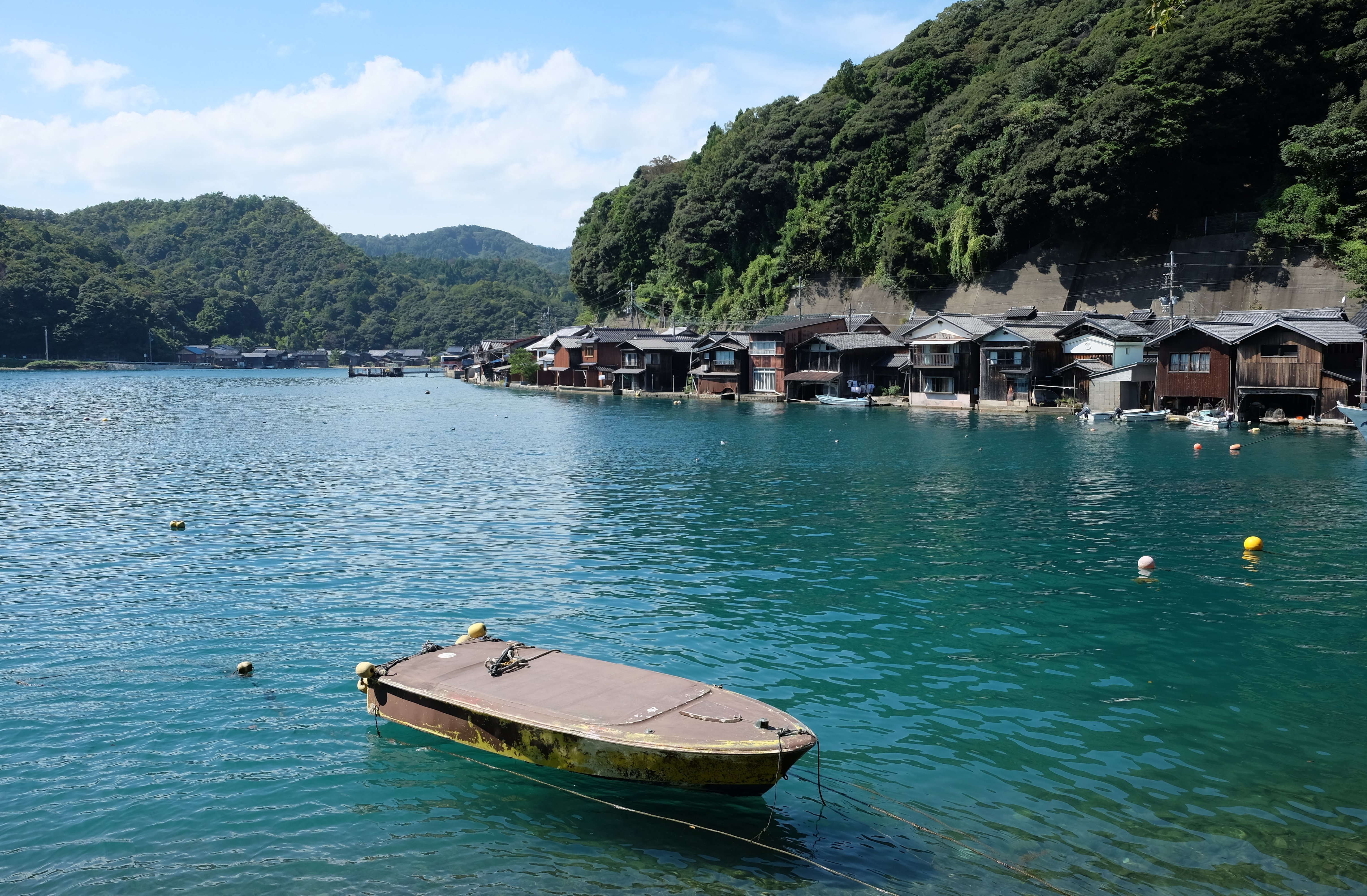 日出湾に舟屋が並ぶ景色