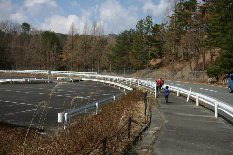 舗装された歩道を歩く
