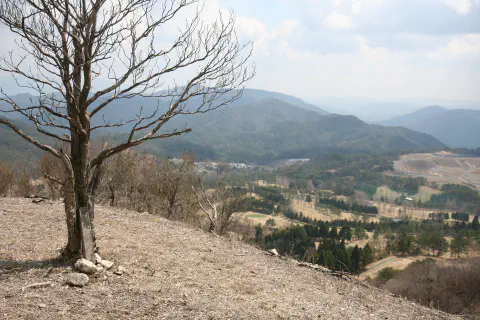 尾根から眼下にゴルフ場