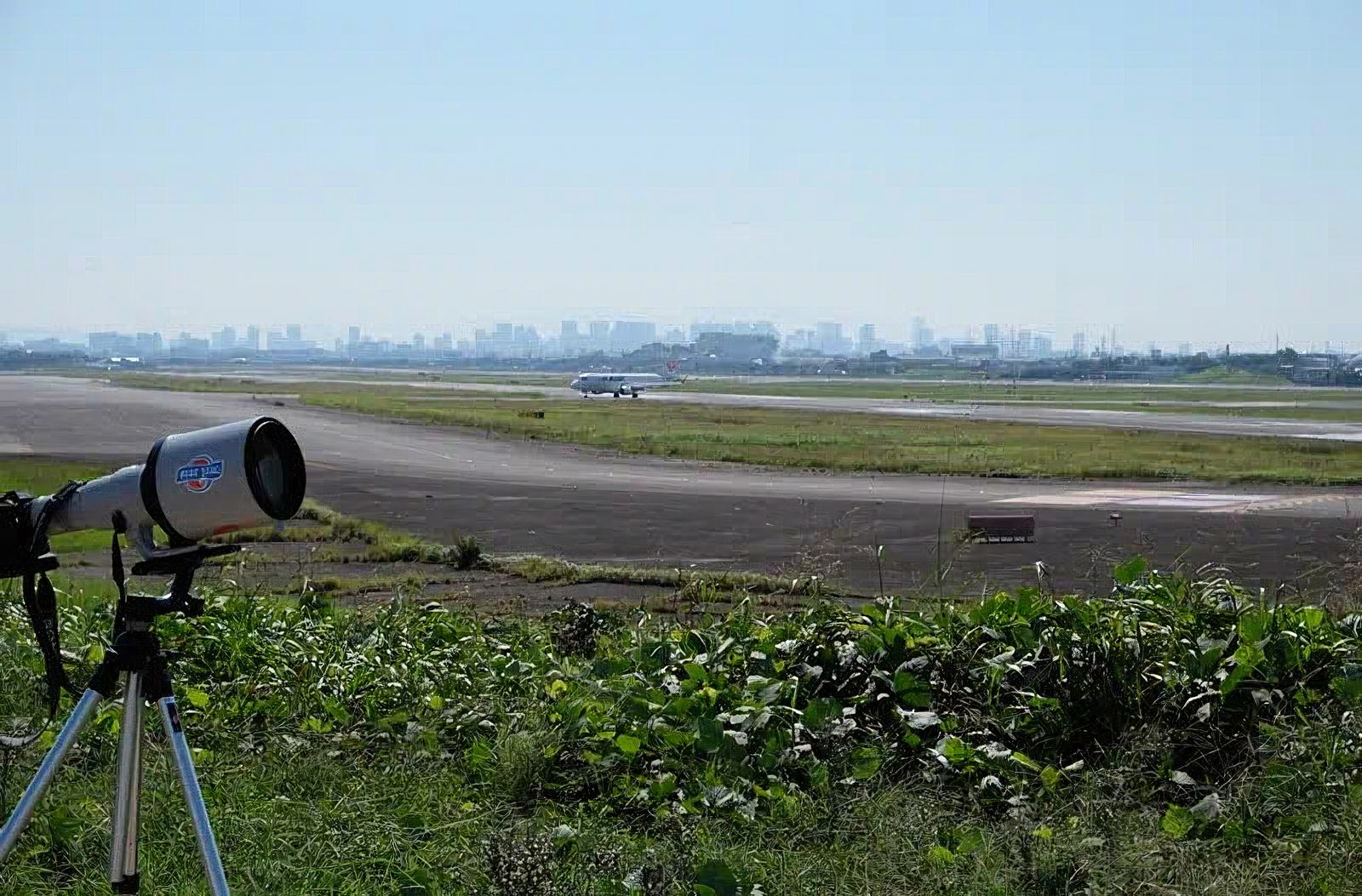 大きなレンズと飛行場