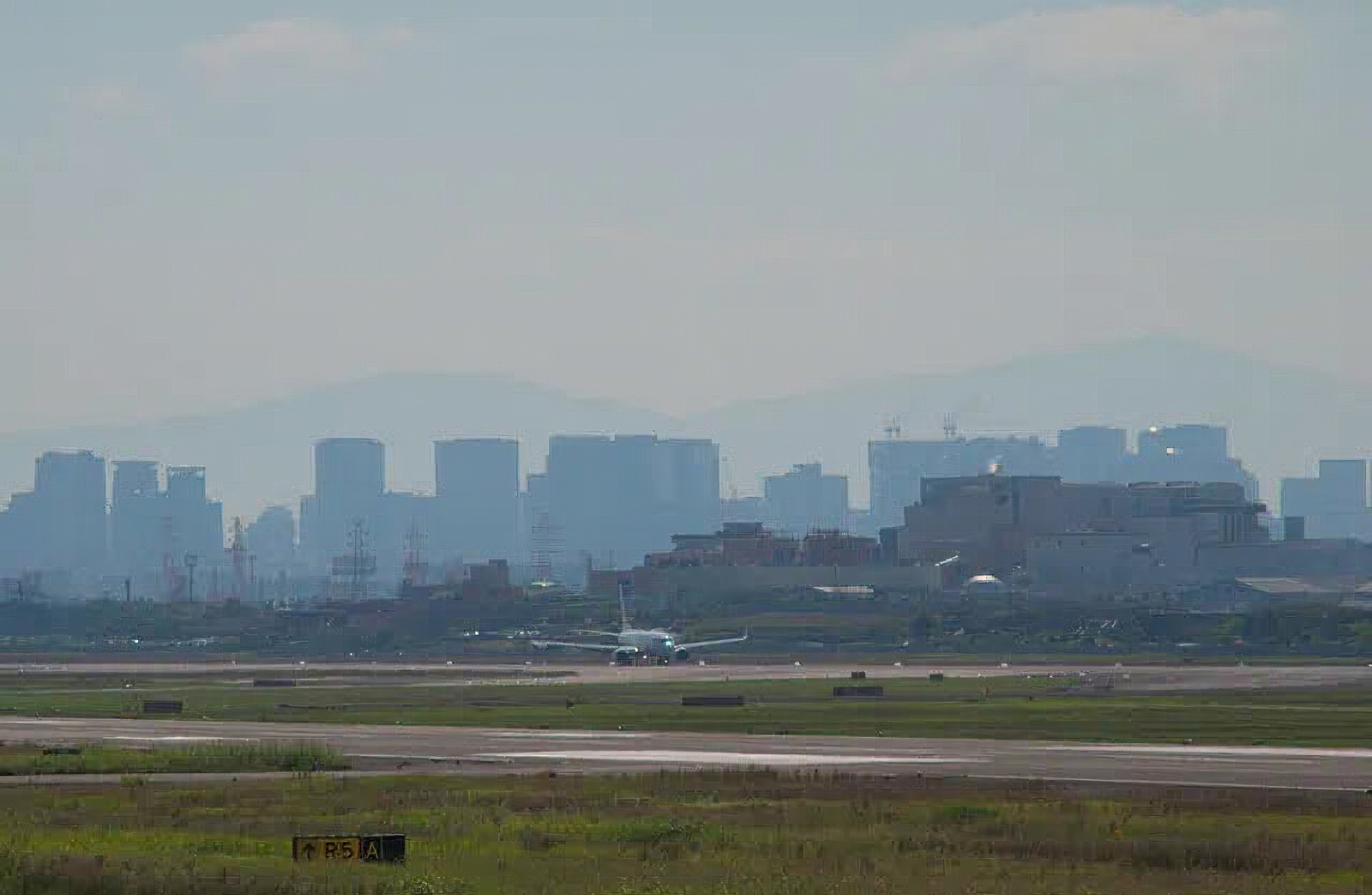 滑走路を進む飛行機