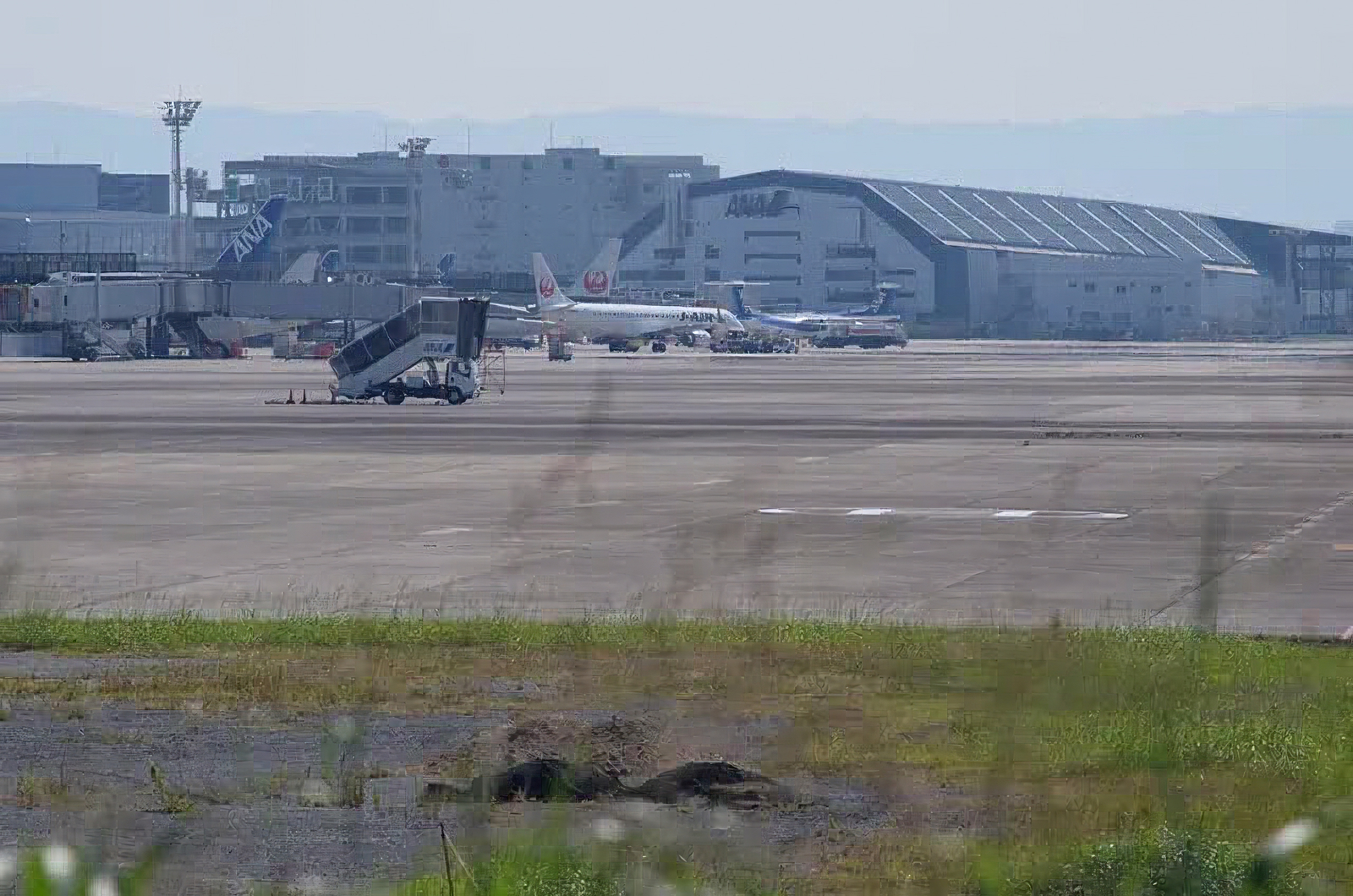 搭乗口の飛行機