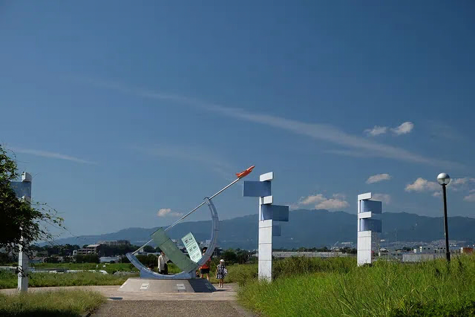 モニュメントと六甲山