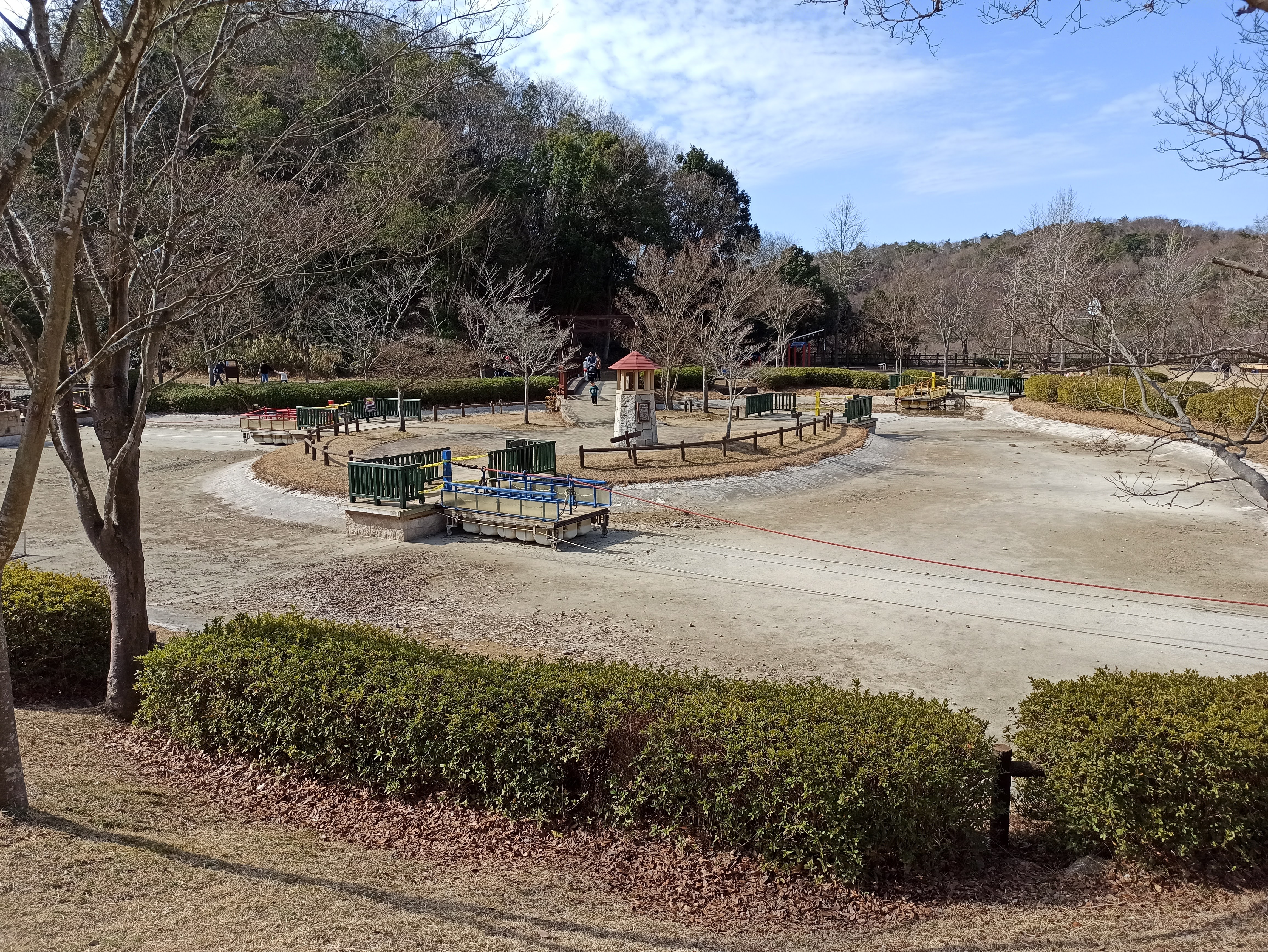 水の無い池