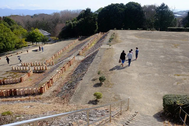 古墳を下る
