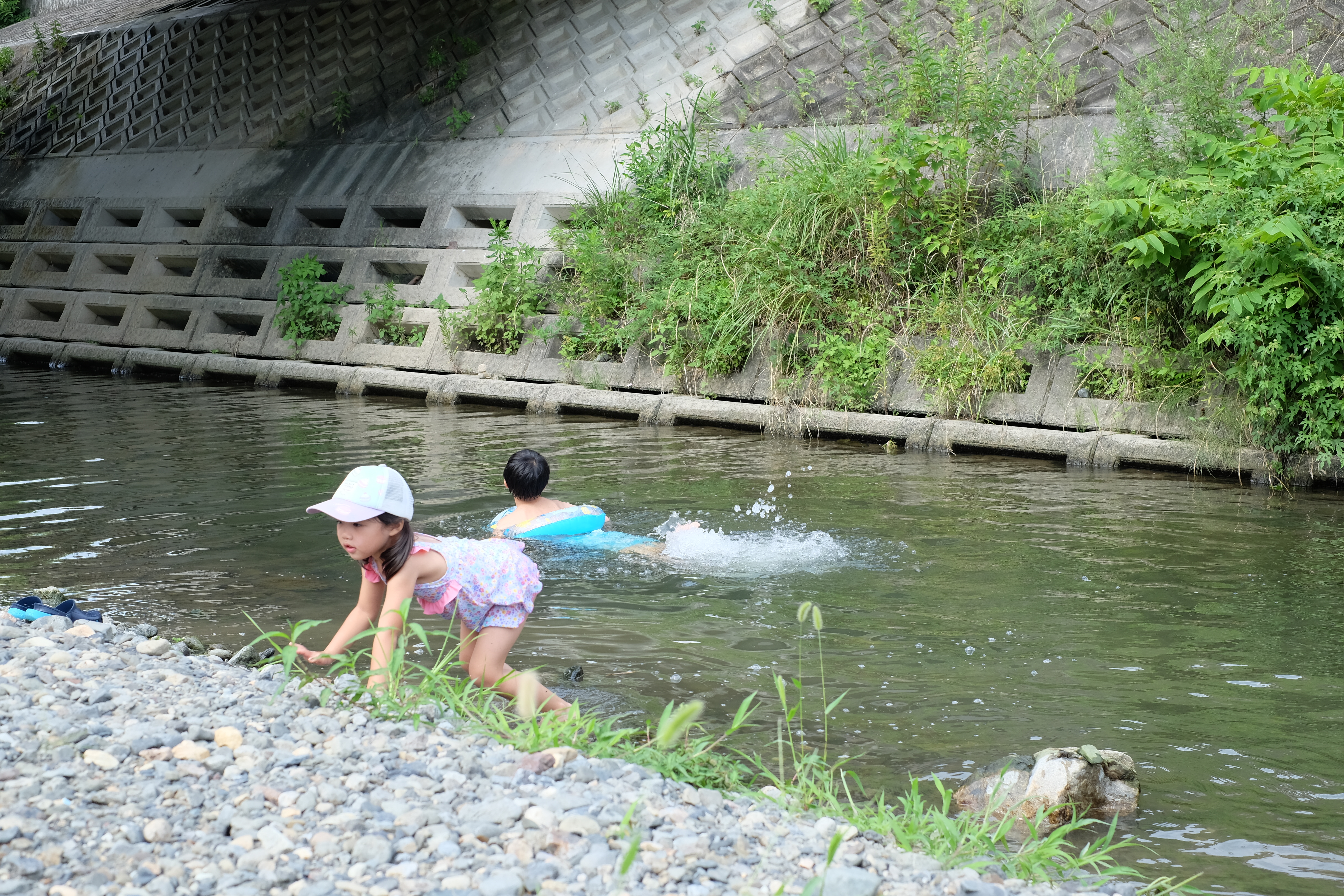 芥川で泳ぐ子供
