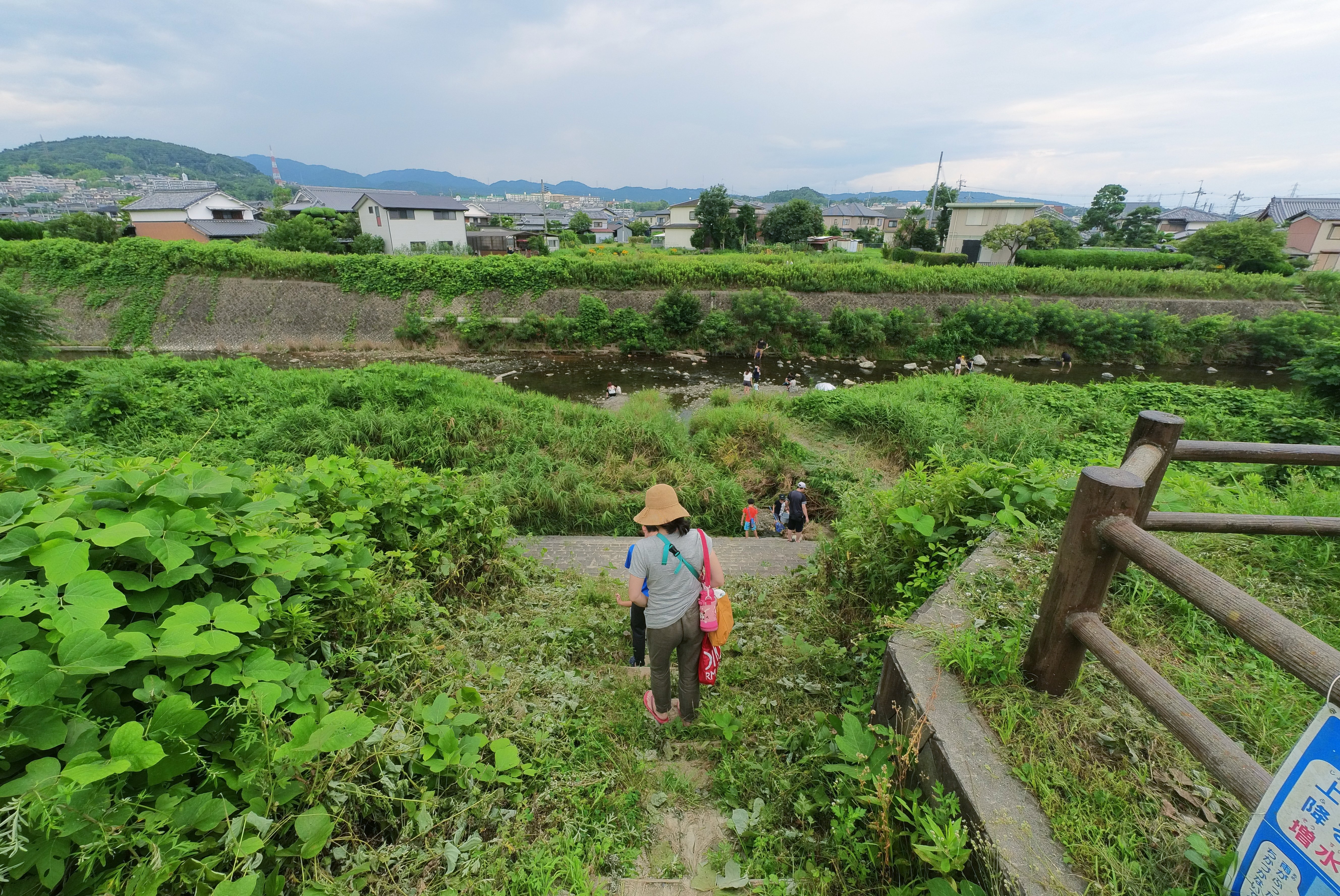 川へ降りる道