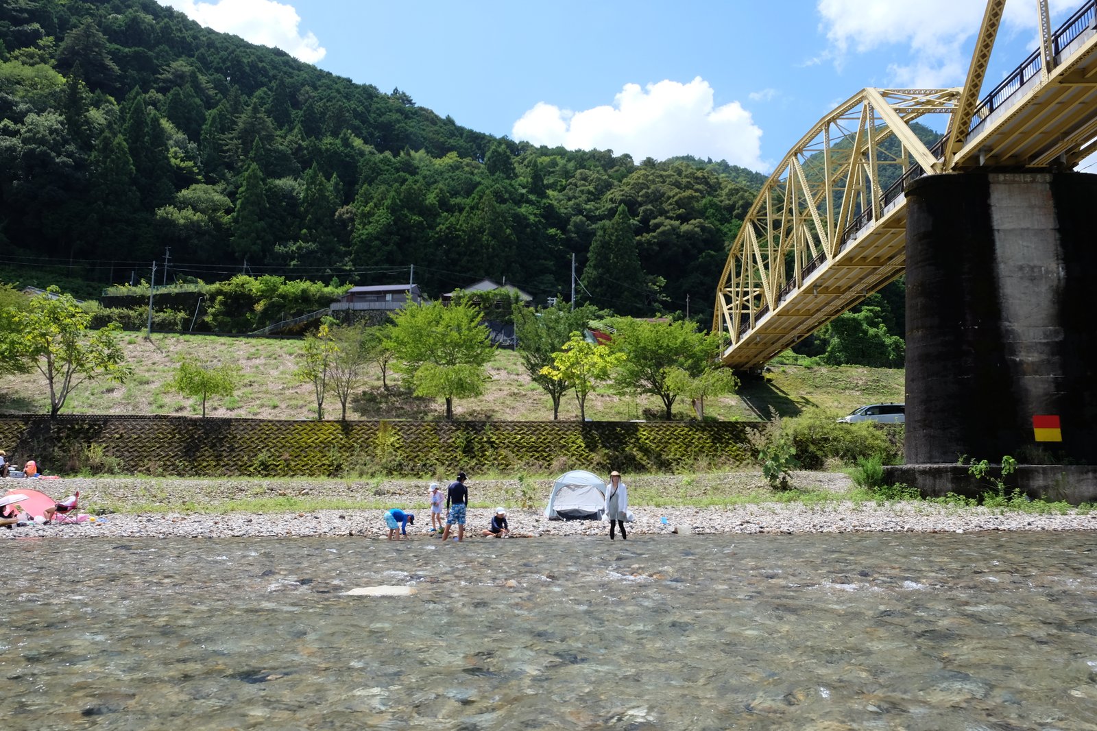 河原の方を見る