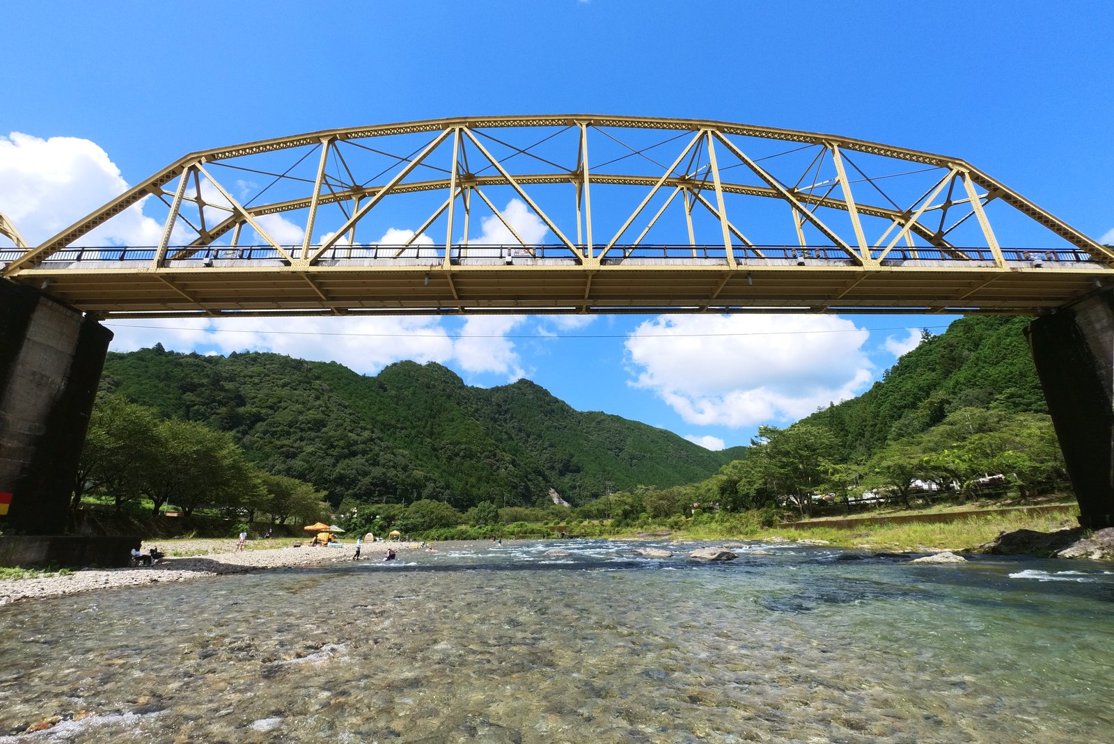 川の真ん中から池原橋を眺める